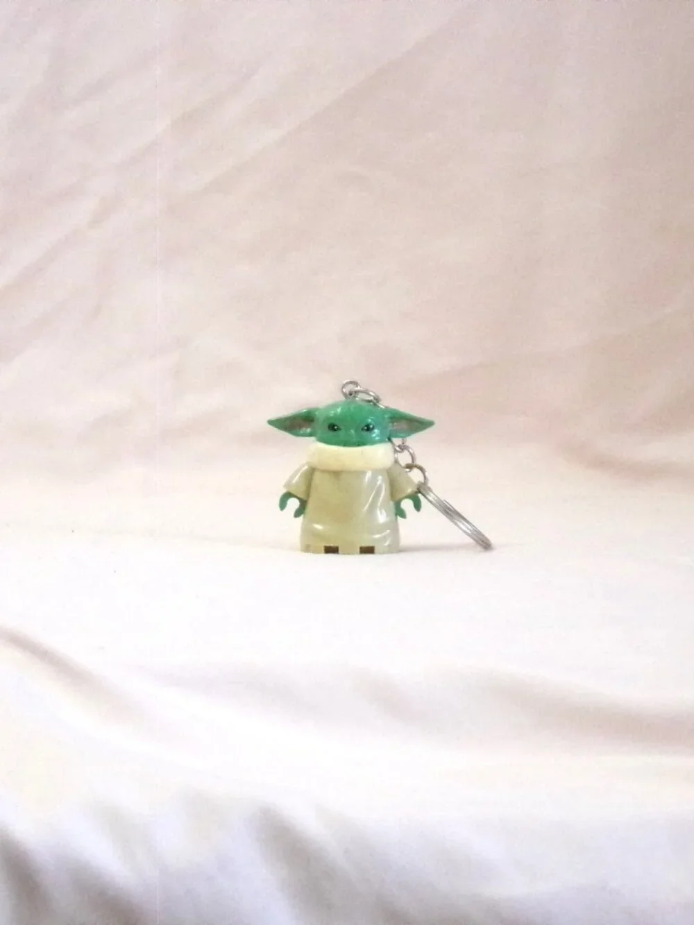 Minifigure Keychain- Star Wars The MANDALORIAN Mando CHILD Grogu Charm Stand New
